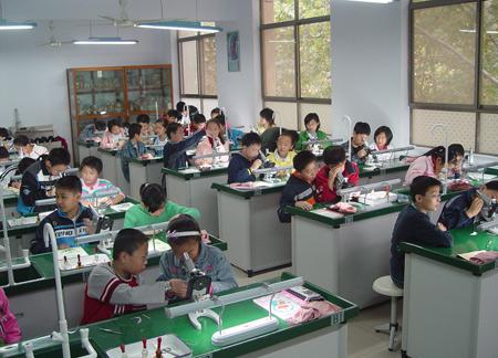 教學(xué)設(shè)備包括哪些？教學(xué)儀器設(shè)備室的管理制度