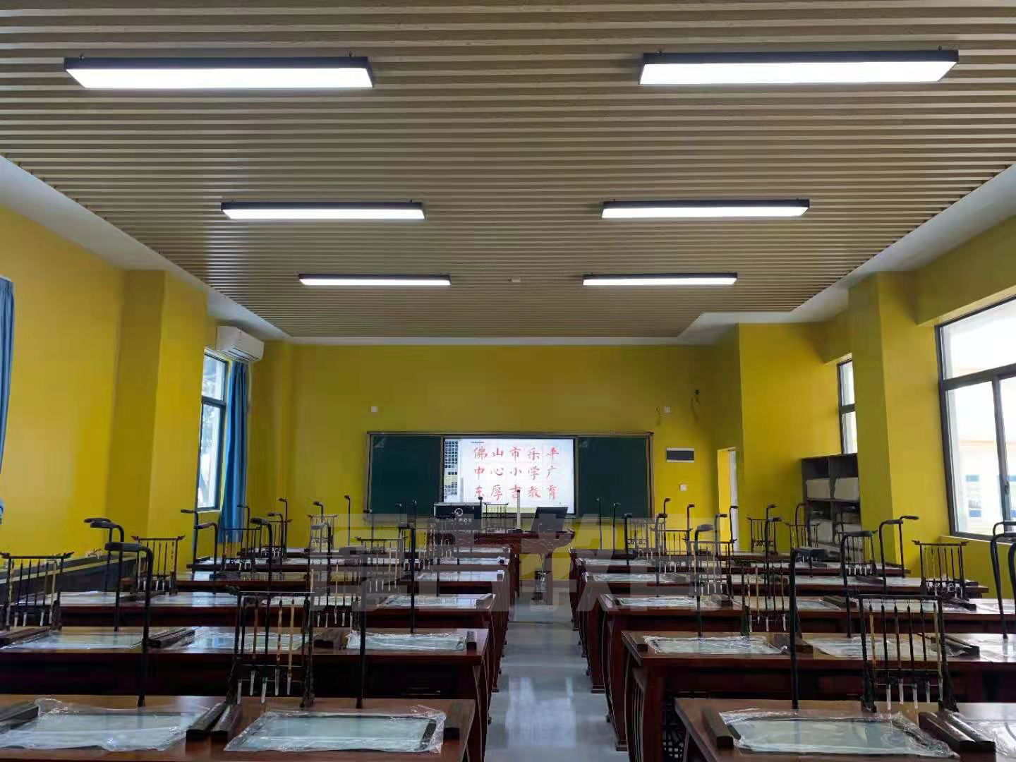 學(xué)校<a href='http://news.tmi07.cn/chanpin/57-1.html' target='1' style='font-size:18px; font-weight:bold; color:#000000;'>書法室</a>