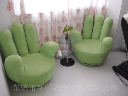 學(xué)校<a href='http://news.tmi07.cn' target='1' style='font-size:14px; font-weight:bold; color:#0080ff;'>心理咨詢室</a>布置