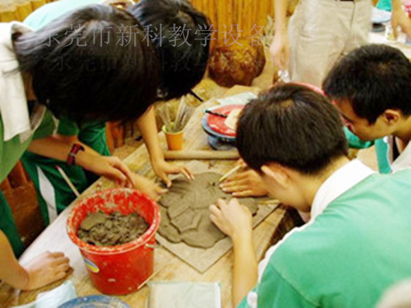 <a href='http://news.tmi07.cn/chanpin/55-1.html' target='1' style='font-size:18px; font-weight:bold; color:#000000;'>陶藝功能室</a>2